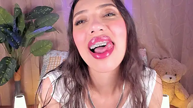 Miss veronicaa2 online show from July 13, 2026, 1:54 pm