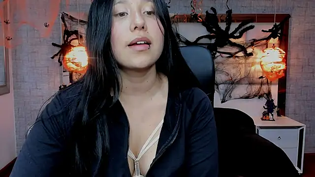 Snapshot of Nohemi_louse chatting on October 29, 2025, 7:02 pm Nohemi louse online show from October 29, 2025, 7:02 pm