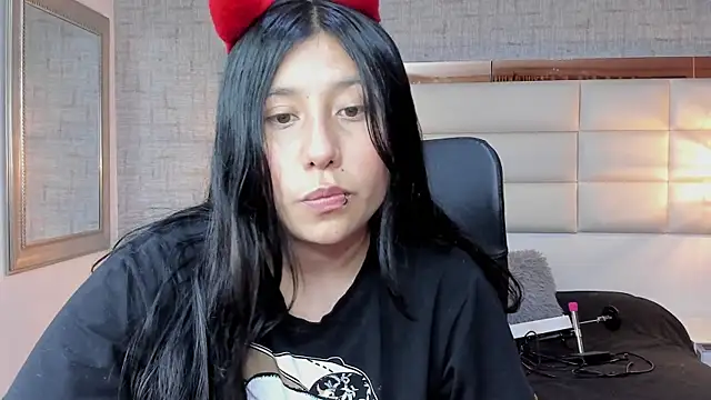 Snapshot of Nohemi_louse chatting on October 22, 2025, 7:13 pm Nohemi louse online show from October 22, 2025, 7:13 pm