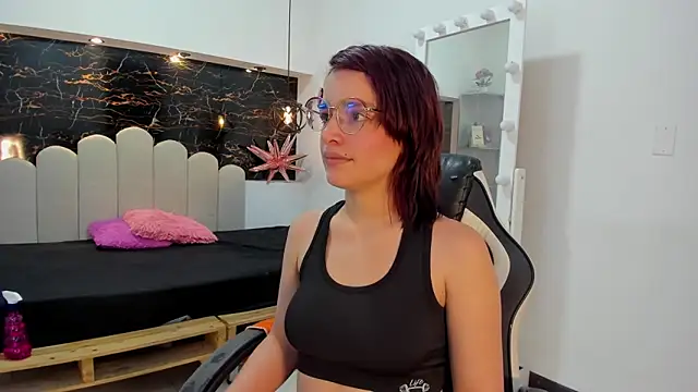 Annyrosee online show from November 24, 2025, 8:20 pm