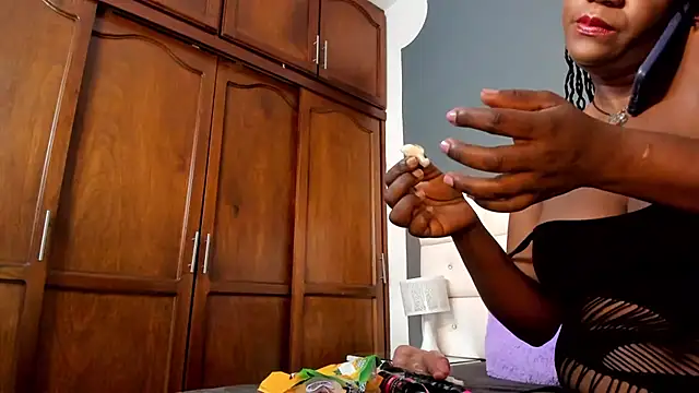 Snapshot of DayannaBronx chatting on March 18, 2025, 8:59 pm DayannaBronx online show from March 18, 2025, 8:59 pm