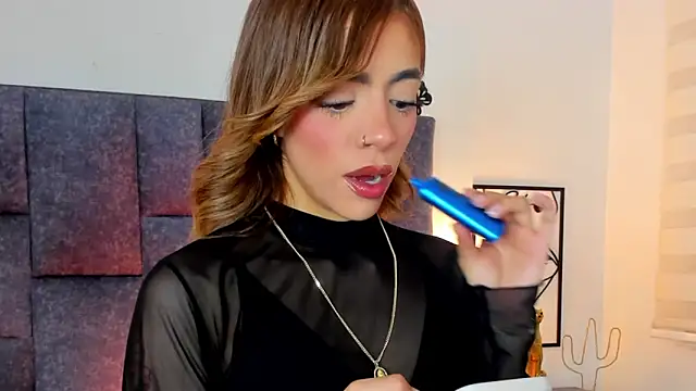 Snapshot of Violetta_Ficher chatting on June 18, 2026, 2:10 am Violetta Ficher online show from June 18, 2026, 2:10 am