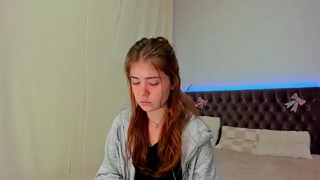 Snapshot of Ella_Mayers chatting on March 8, 2025, 9:40 pm Ella Mayers online show from March 8, 2025, 9:40 pm