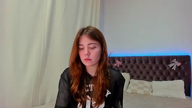 Snapshot of Ella_Mayers chatting on March 6, 2025, 1:05 am Ella Mayers online show from March 6, 2025, 1:05 am