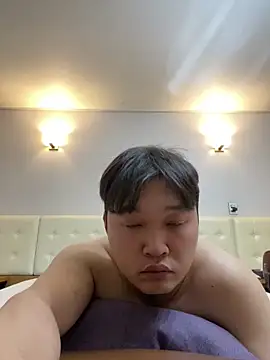 Snapshot of offwhite777 chatting on February 19, 2025, 8:10 pm offwhite777 online show from February 19, 2025, 8:10 pm