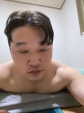 Snapshot of offwhite777 chatting on February 23, 2025, 4:35 pm offwhite777 online show from February 23, 2025, 4:35 pm