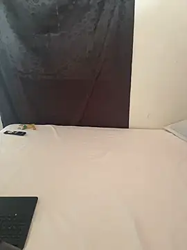 Emma Giraldo online show from November 12, 2025, 4:44 pm