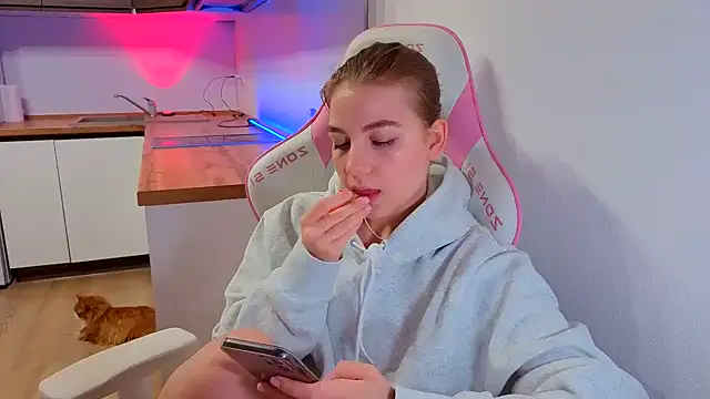 Enjoy everymoment  online show from March 23, 2026, 7:03 pm