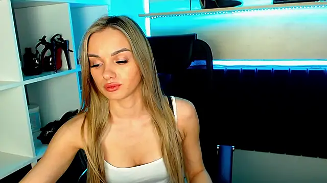 EvaBalmer online show from March 4, 2025, 9:43 pm