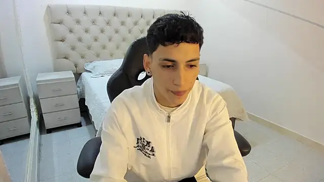 JhoanLeandro online show from November 30, 2025, 4:57 am