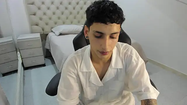 JhoanLeandro online show from November 1, 2025, 6:08 am