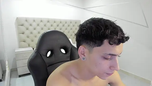 JhoanLeandro online show from October 22, 2025, 4:23 am