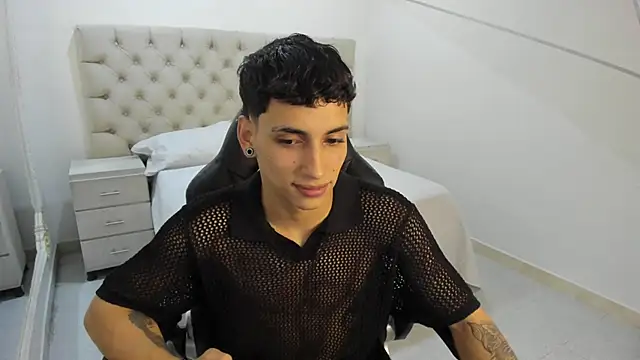 JhoanLeandro online show from November 17, 2025, 4:49 am