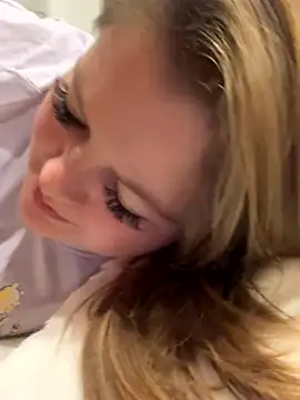 Snapshot of Lars-Lola chatting on December 5, 2025, 9:41 am Lars-Lola online show from December 5, 2025, 9:41 am