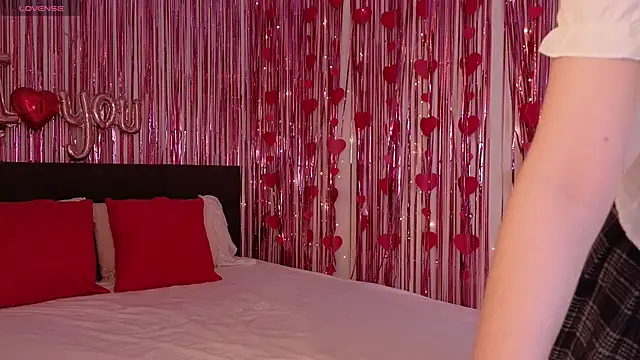 Lora Rosee online show from April 5, 2026, 2:24 pm