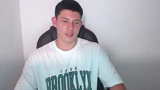 Snapshot of JamesCr_ chatting on February 26, 2025, 6:40 am JamesCr online show from February 26, 2025, 6:40 am
