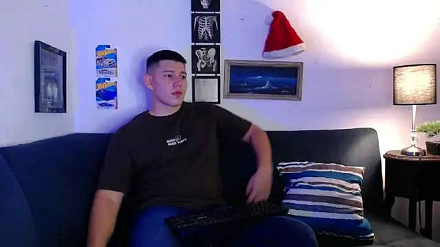 JamesCr  online show from November 29, 2025, 2:23 am