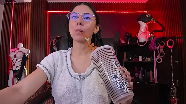 XiaQueen online show from November 25, 2025, 11:32 am