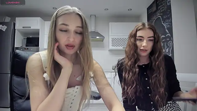 lisenok online show from April 14, 2026, 8:58 pm