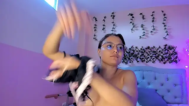 littletammy4u  online show from September 30, 2025, 12:55 pm