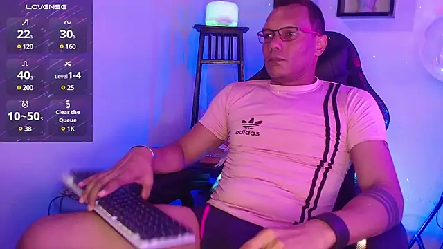 Snapshot of XhaseFoX chatting on February 6, 2025, 3:37 am XhaseFoX online show from February 6, 2025, 3:37 am