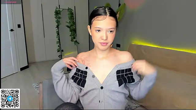 RikoAsada online show from April 15, 2026, 6:52 am