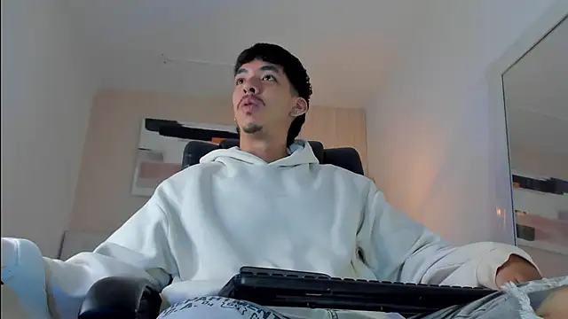 ISAAC CRYSTON online show from December 20, 2025, 7:39 pm