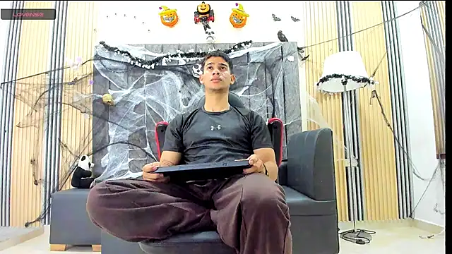 ANDRES STUD online show from October 28, 2025, 4:02 am