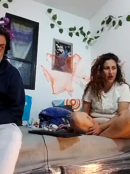 jeans and emma online show from October 24, 2025, 1:48 am