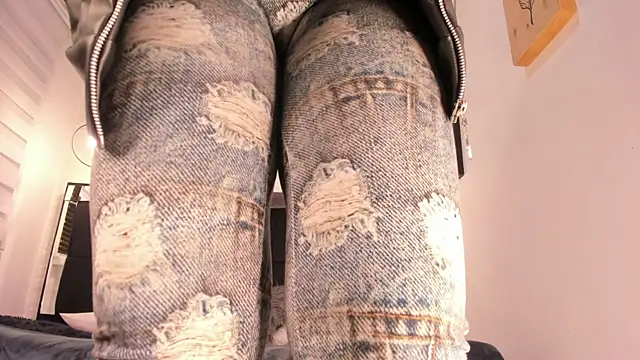 tylla  online show from November 21, 2025, 4:00 am