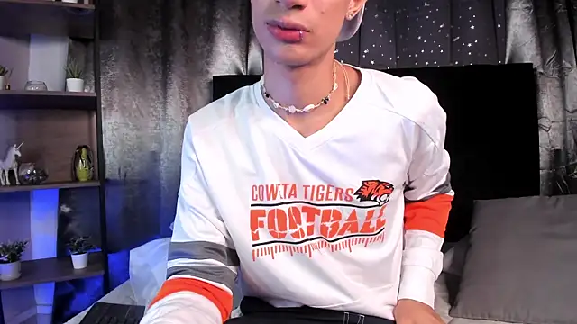 NovaaWheler online show from November 12, 2025, 8:34 pm