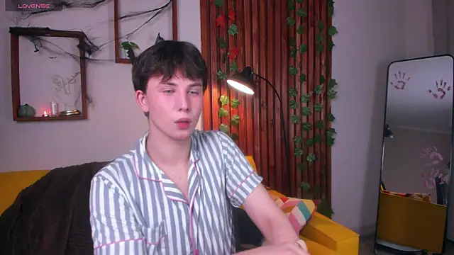 AdrianoAubert online show from October 31, 2025, 3:25 am