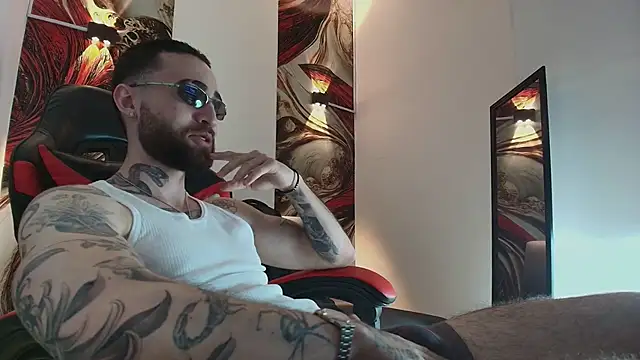 Luke davis01 online show from December 15, 2025, 1:39 pm