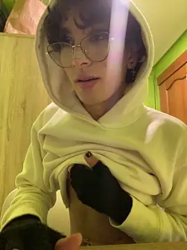 stormmart18 online show from February 5, 2025, 10:22 pm