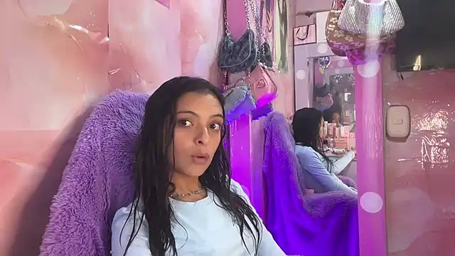 Snapshot of Skye_Moore chatting on August 8, 2026, 1:45 am Skye Moore online show from August 8, 2026, 1:45 am