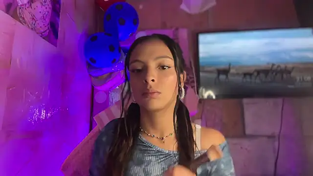 Snapshot of Skye_Moore chatting on July 17, 2026, 2:09 am Skye Moore online show from July 17, 2026, 2:09 am