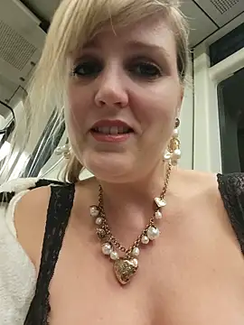 Sexybiene969 online show from November 14, 2025, 4:10 pm