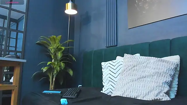 scarlet edwars online show from November 6, 2025, 7:51 pm