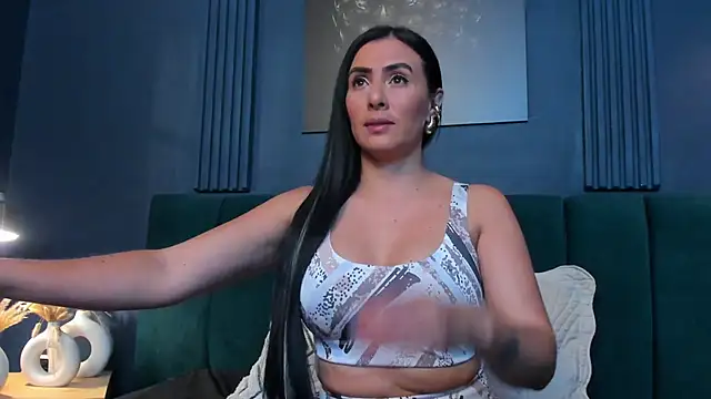 scarlet edwars online show from December 21, 2025, 6:20 pm