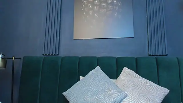 scarlet edwars online show from November 28, 2025, 7:03 pm