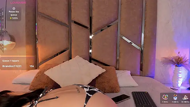 Giselle Lauren online show from September 19, 2025, 12:42 pm