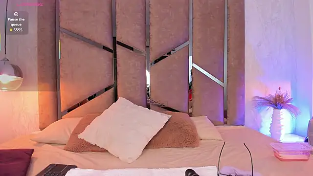 Giselle Lauren online show from September 26, 2025, 12:12 pm