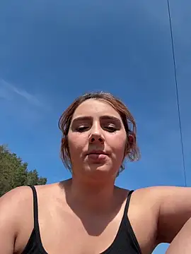 hotamanda01 online show from April 25, 2026, 1:41 pm