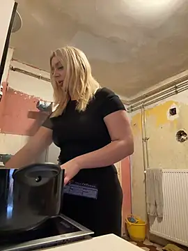 hotamanda01 online show from February 8, 2026, 8:28 pm