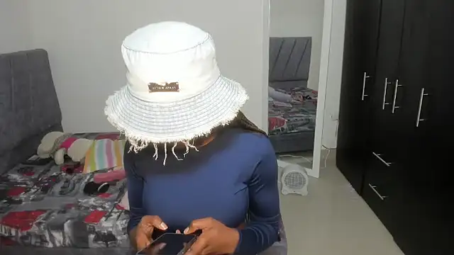 enyelsalas2 online show from November 6, 2025, 12:58 am