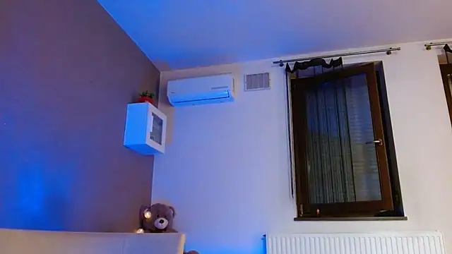 LittleMia 95 online show from March 18, 2025, 5:55 pm