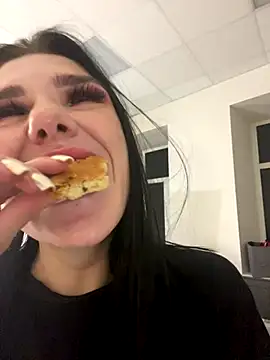 MaeveMoon online show from November 28, 2025, 6:30 pm