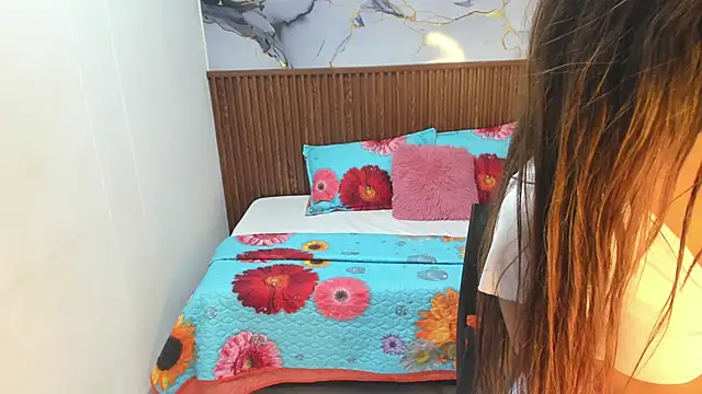 Holly 22 online show from June 3, 2026, 2:33 pm