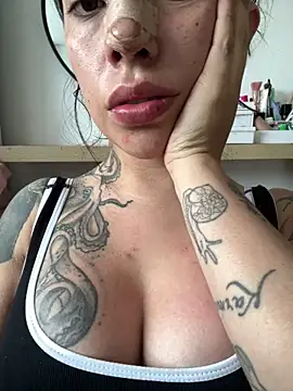 Snapshot of KarolVega- chatting on October 27, 2025, 3:35 pm KarolVega- online show from October 27, 2025, 3:35 pm