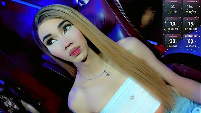 Snapshot of emelly_horny_ chatting on November 19, 2025, 7:25 pm emelly horny online show from November 19, 2025, 7:25 pm